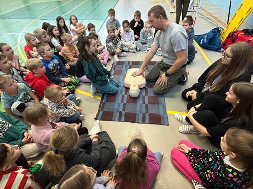 Strażacy uczą ratować! Cenna lekcja pierwszej pomocy w naszej szkole